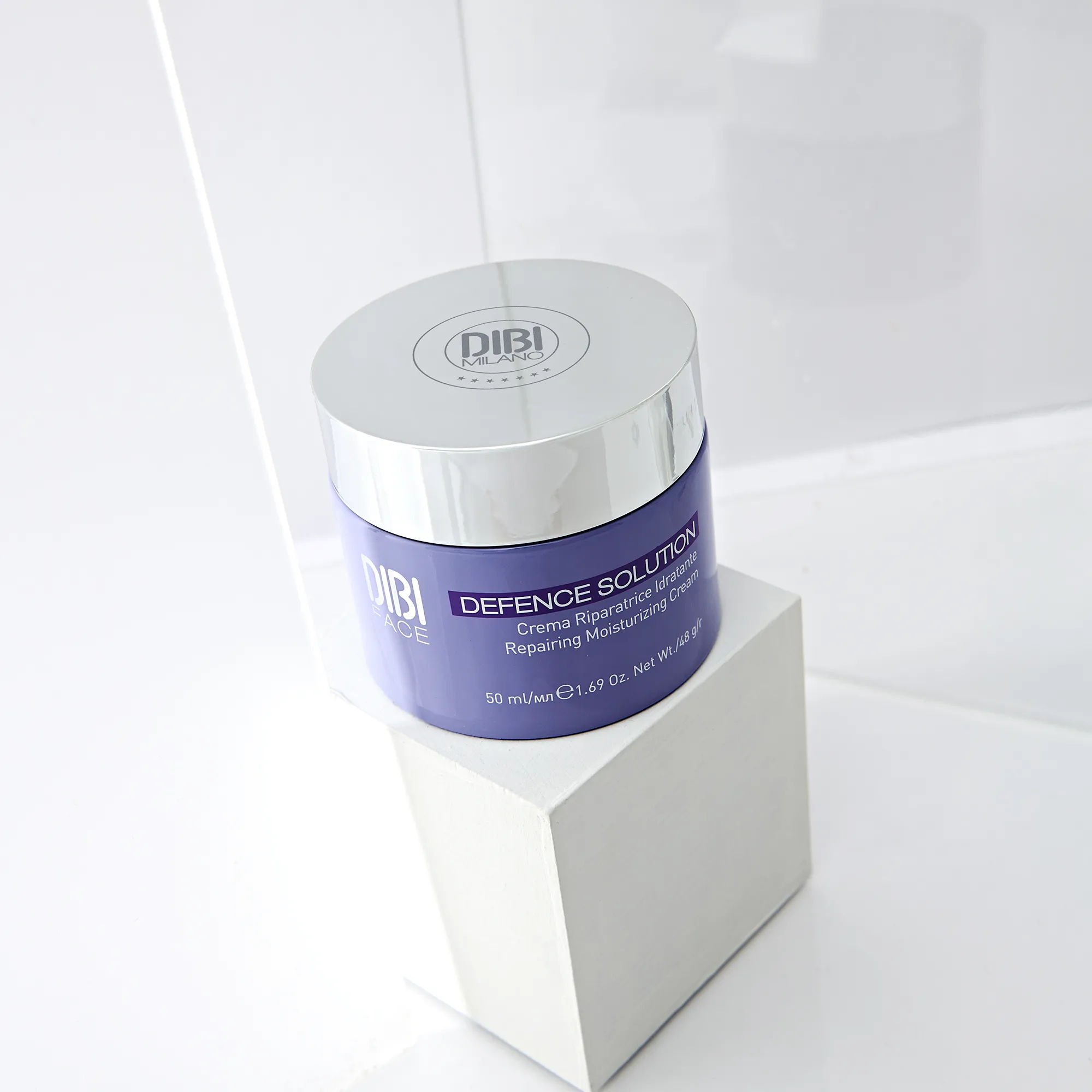 Envase de la Crema Riparadora Idratante de Defence Solution de DIBI Milano