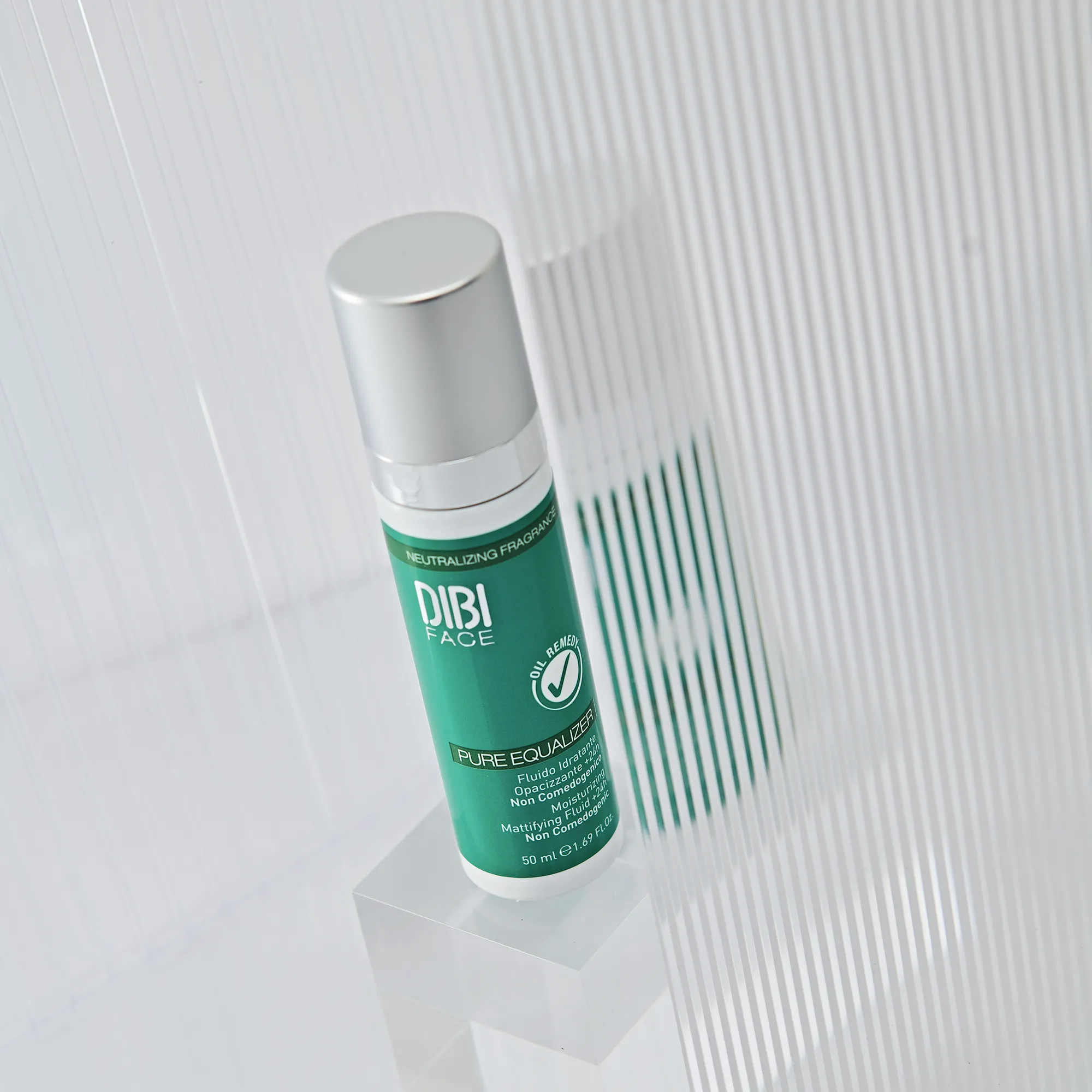 Envase del Fluido Hidratante Opacizante de Pure Equa de DIBI Milano